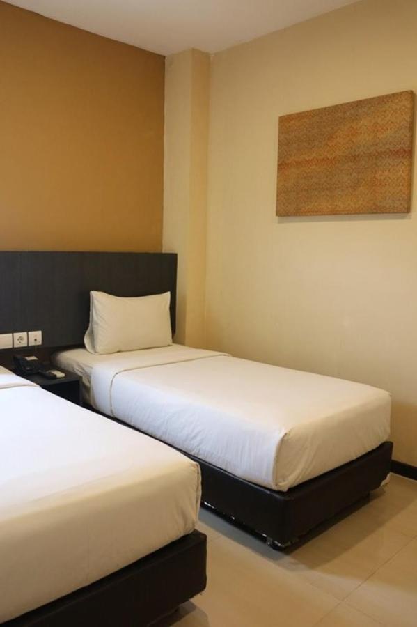Crew Express Hotel Lubukpakam Exterior foto